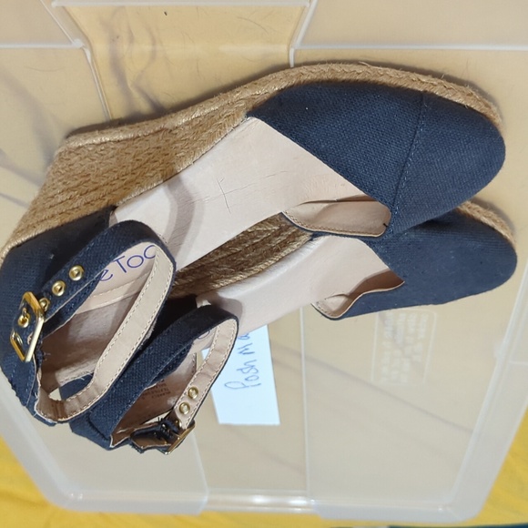 Wedge Heels - Picture 2 of 3